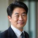 穏やかな表情の男性のポートレート