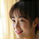 明るい表情の若い女性のポートレート